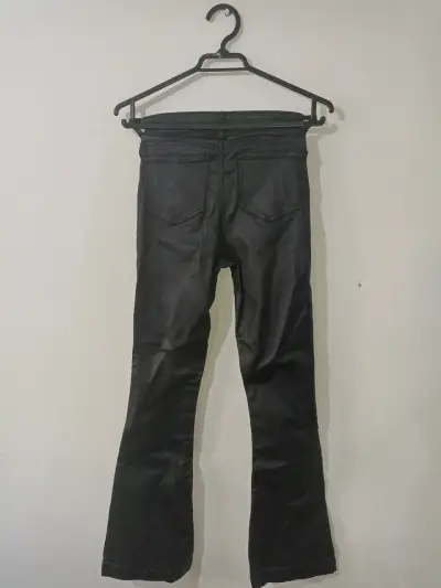 Pantalones vaqueros negros con campana - miniatura 2