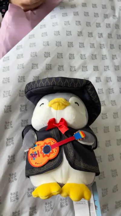 Peluche pingüino mariachi miniso nuevo - miniatura 1