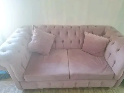 Sofá rosa con cojines - miniatura 1