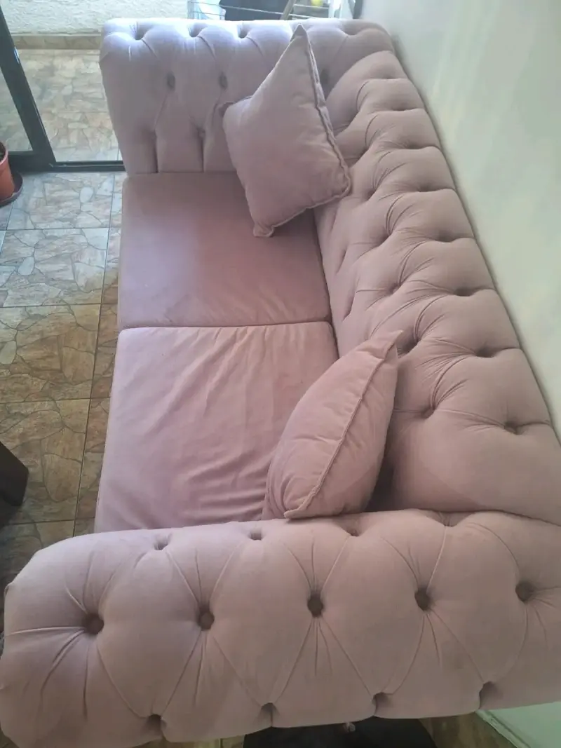 Sofá rosa con cojines - 2