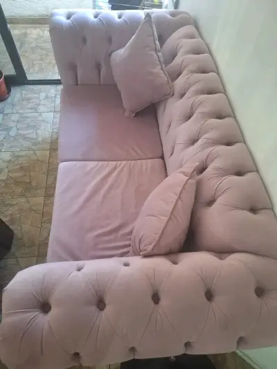 Sofá rosa con cojines - miniatura 2