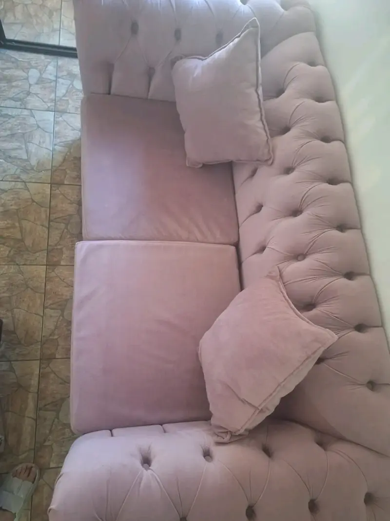 Sofá rosa con cojines - 3