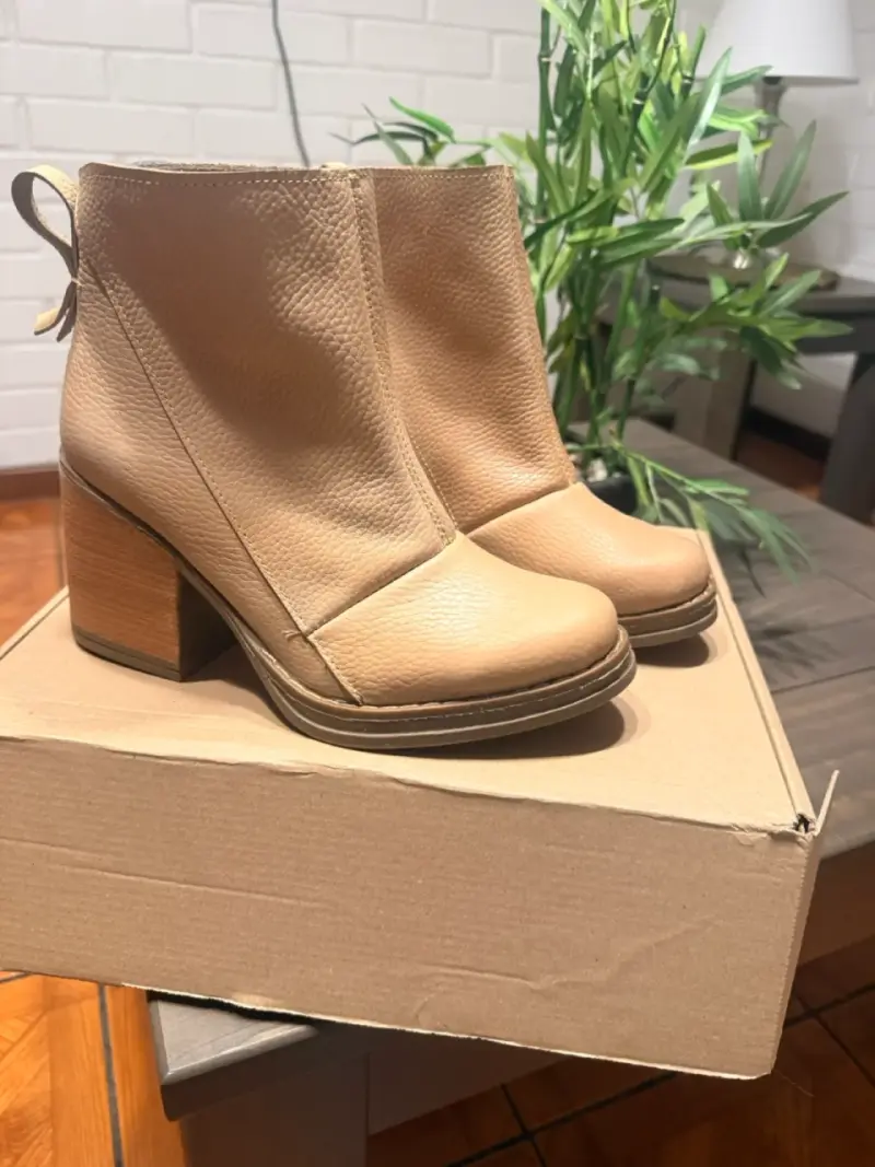 Botines de cuero beige con tacón - 2
