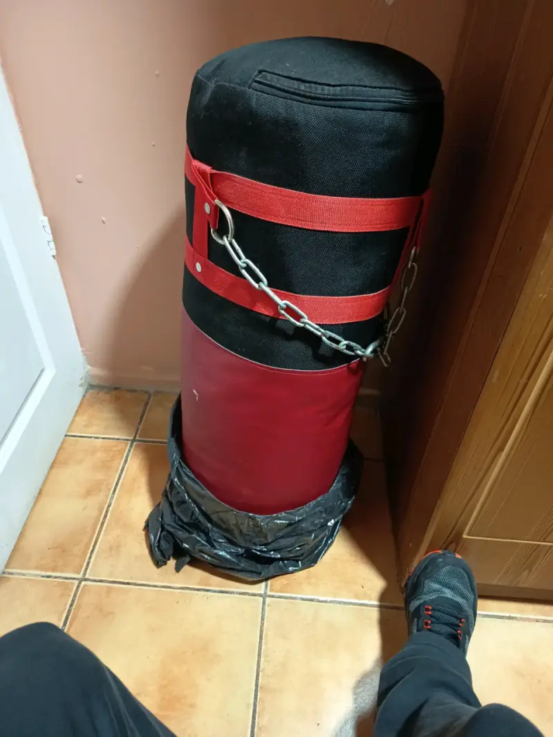 Saco de boxeo rojo y negro - 1