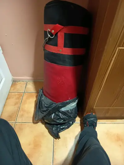 Saco de boxeo rojo y negro - miniatura 2