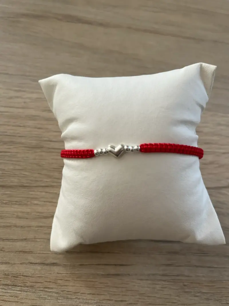 Pulsera roja con dije de corazón - 1
