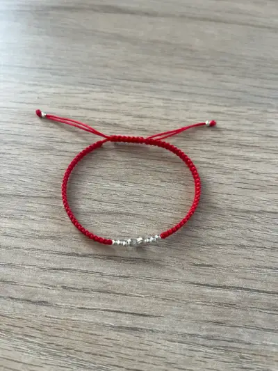 Pulsera roja con dije de corazón - miniatura 2