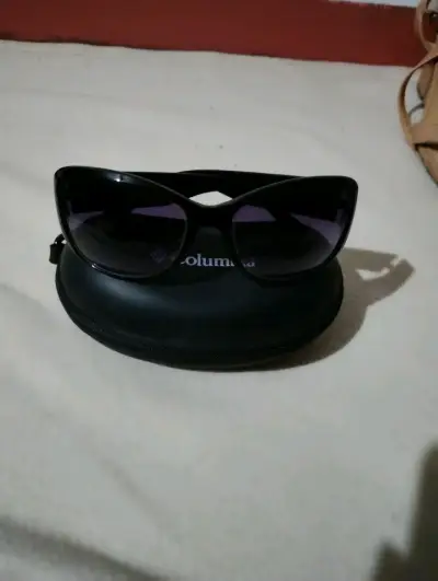 Gafas de sol negras estilo cat-eye - miniatura 1