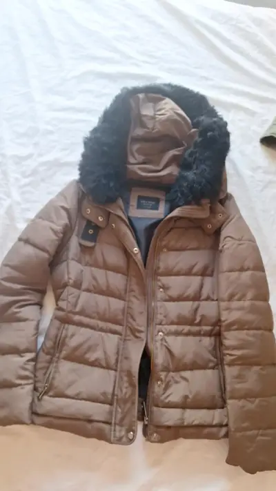 Chaqueta acolchada marrón con capucha - miniatura 1