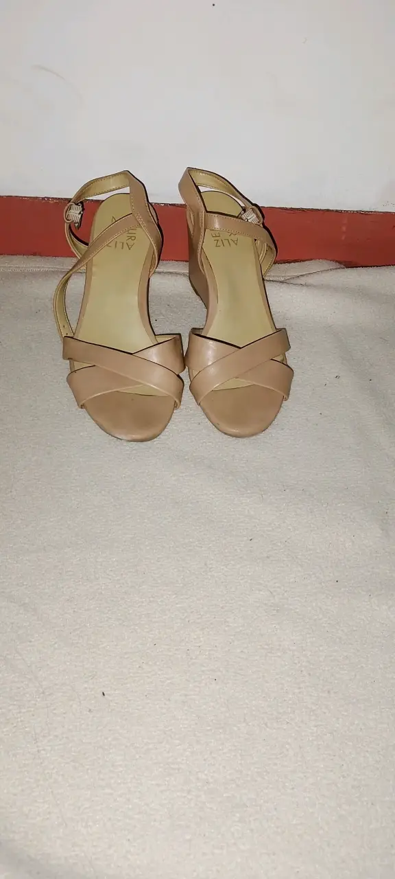 Sandalias beige elegantes - 1