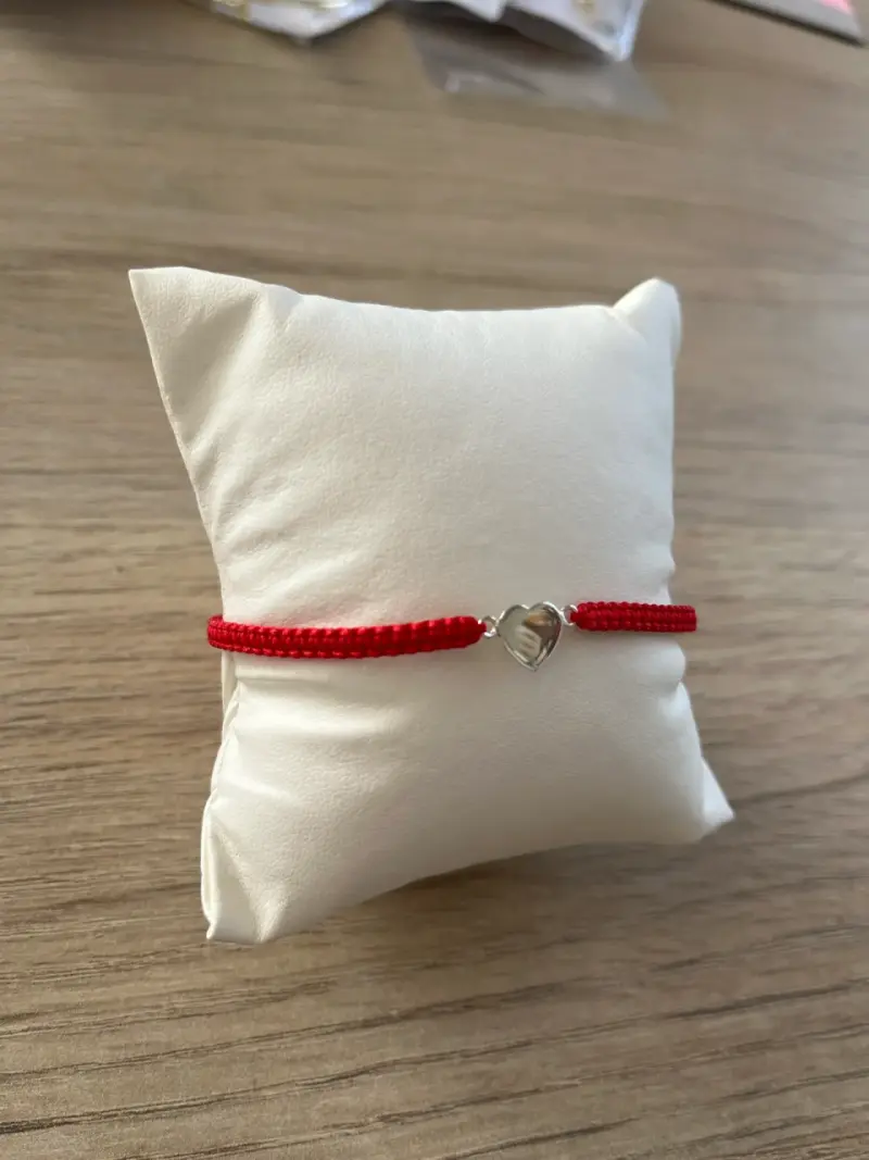 Pulsera roja con dije de corazón