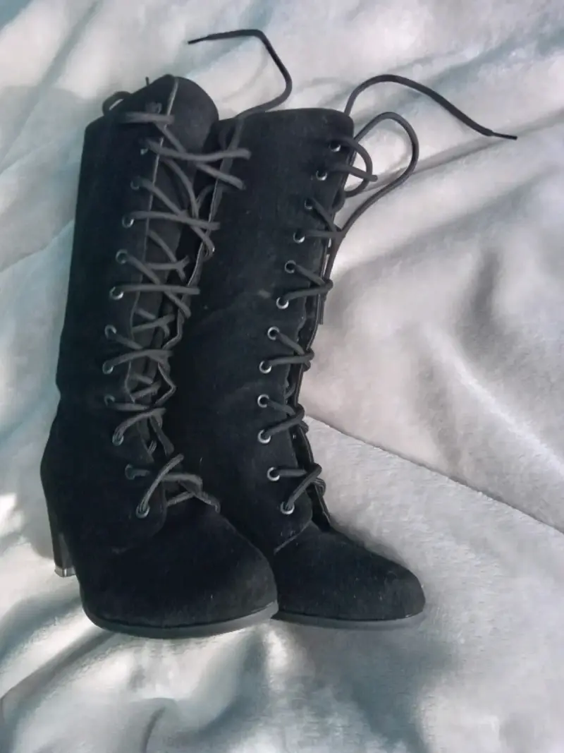 Botas negras con cordones - 1