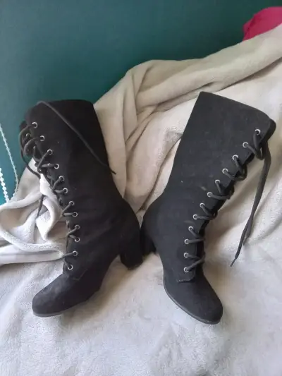 Botas negras con cordones - miniatura 2