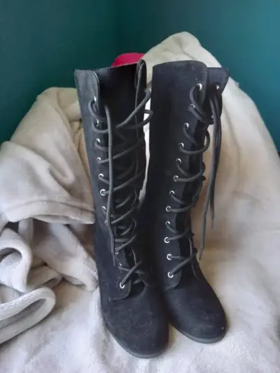 Botas negras con cordones - miniatura 3
