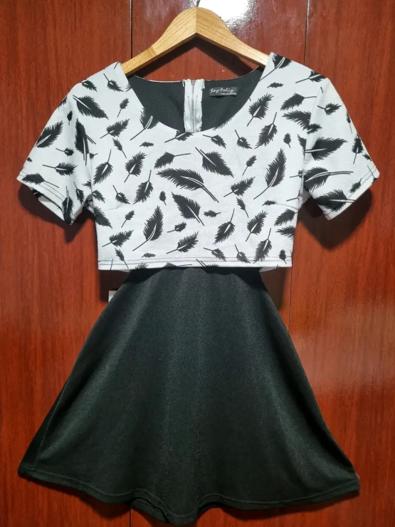 Vestido corto con estampado plumas - 1