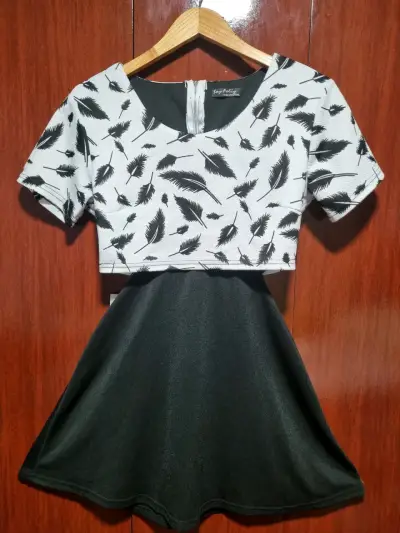 Vestido corto con estampado plumas - miniatura 1