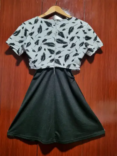 Vestido corto con estampado plumas - miniatura 2