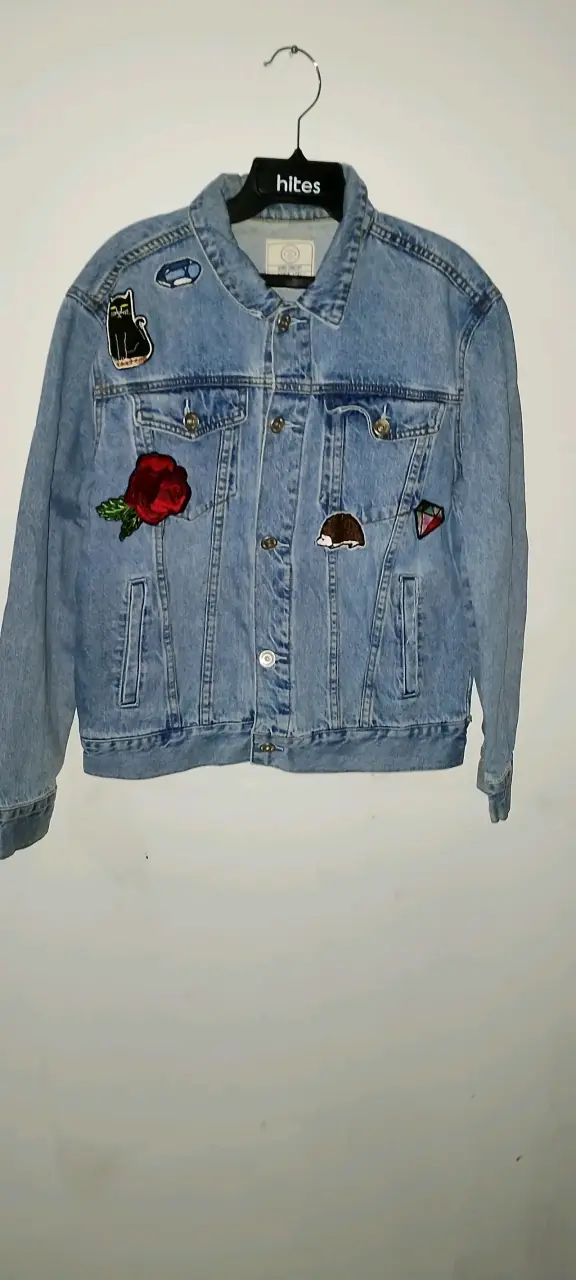 Chaqueta de mezclilla con parches - 1