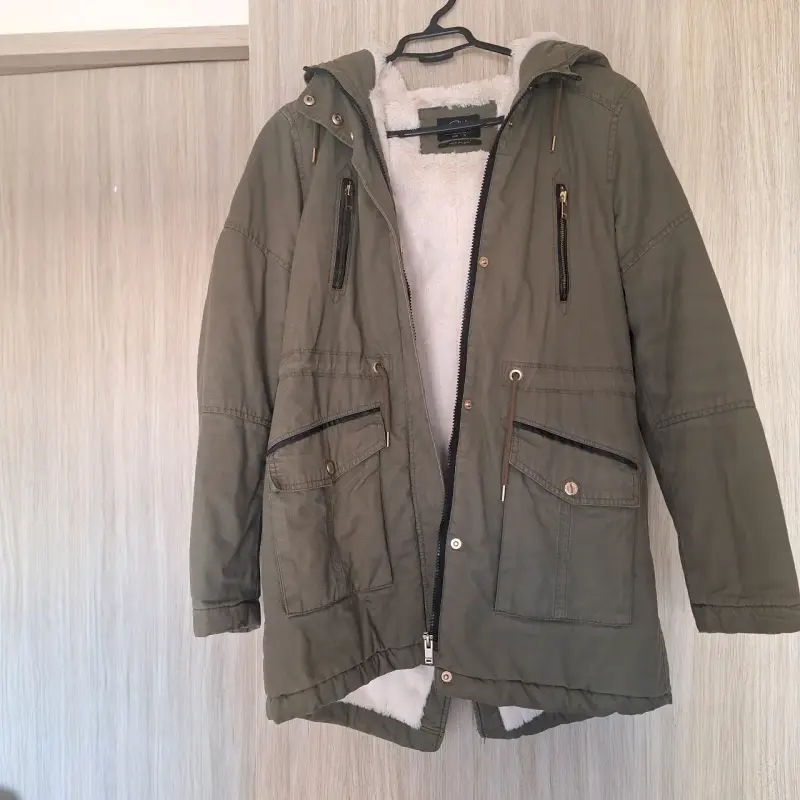 Parka verde con forro peludito - 2