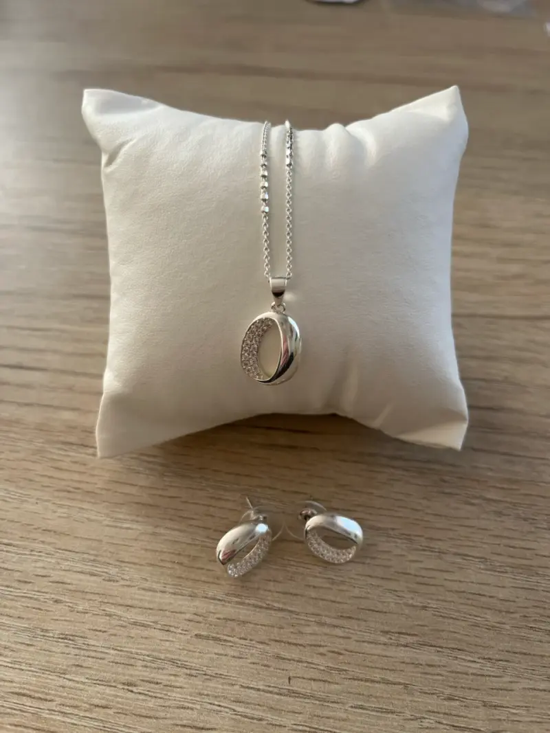 Set de collar y aros plateados - 1