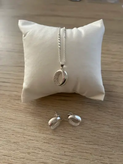 Set de collar y aros plateados - miniatura 1