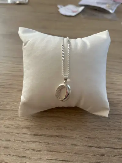 Set de collar y aros plateados - miniatura 2