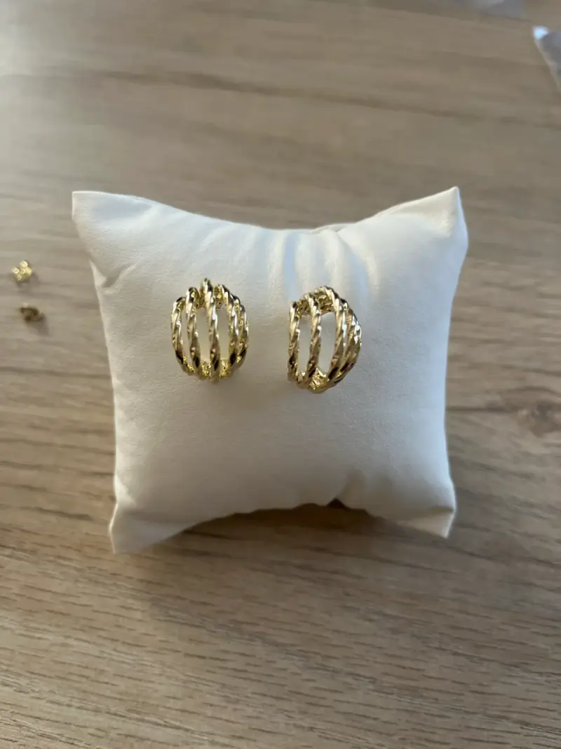 Aros dorados con diseño calado - 1