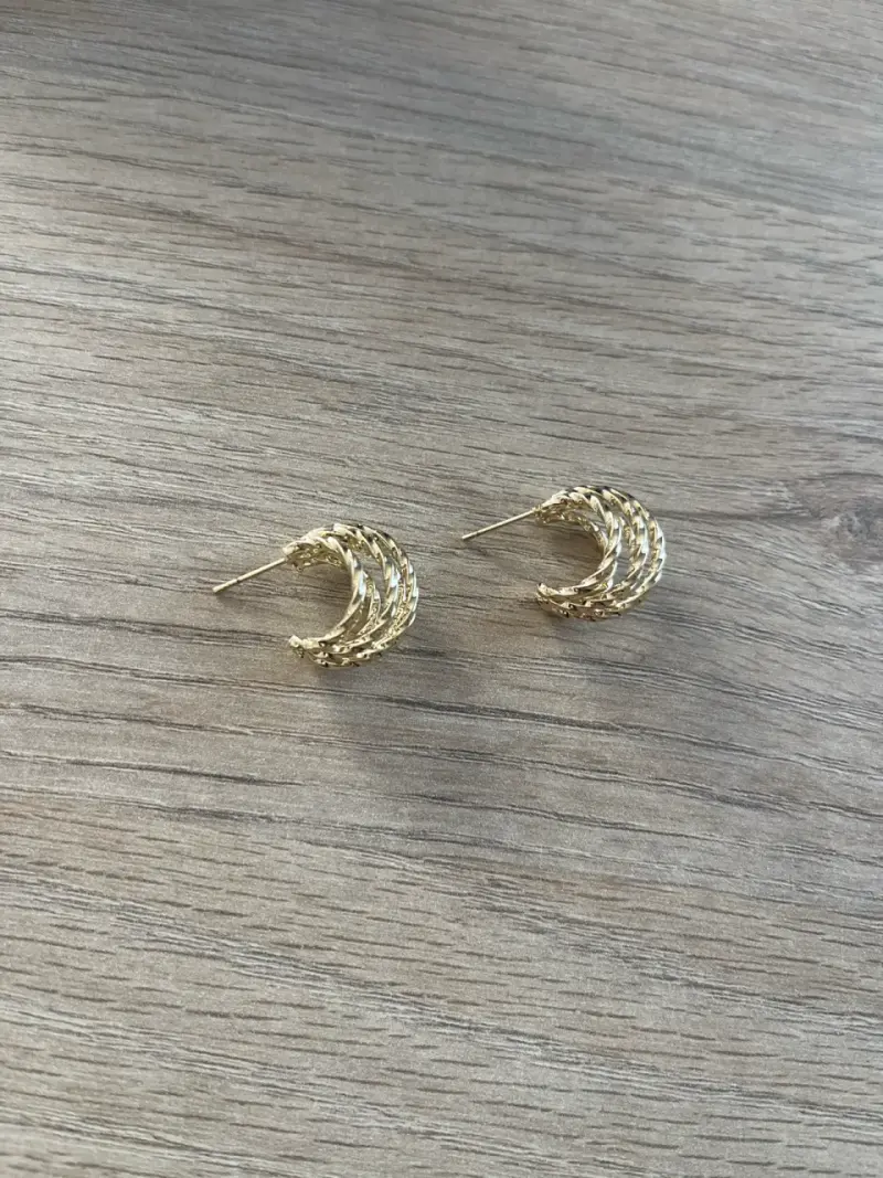 Aros dorados con diseño calado - 2