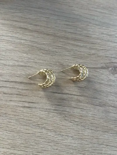 Aros dorados con diseño calado - miniatura 2
