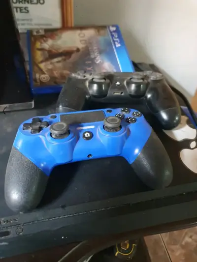Consola PS4 con controles - miniatura 1