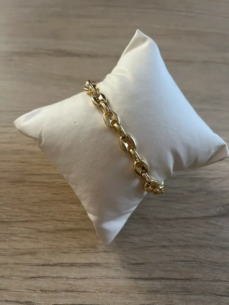 Pulsera dorada estilo cadena