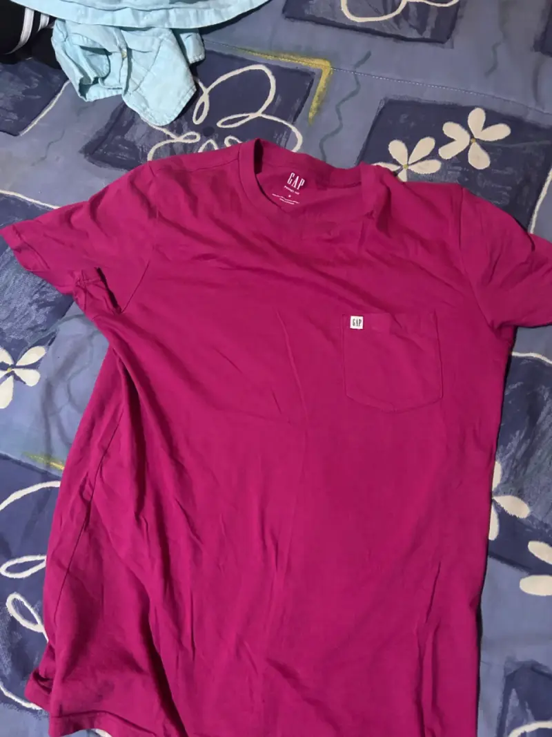 Polera fucsia GAP hombre
