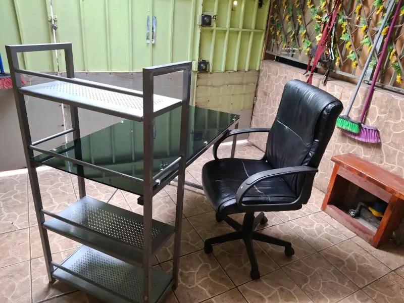 Juego de escritorio con silla negra - 1