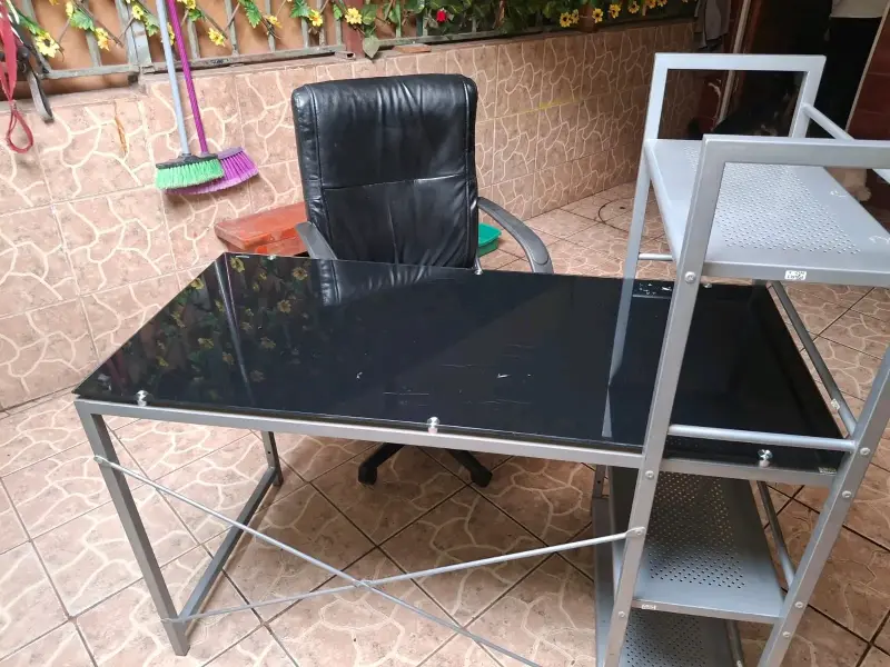 Juego de escritorio con silla negra - 2