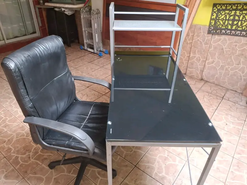 Juego de escritorio con silla negra - 5