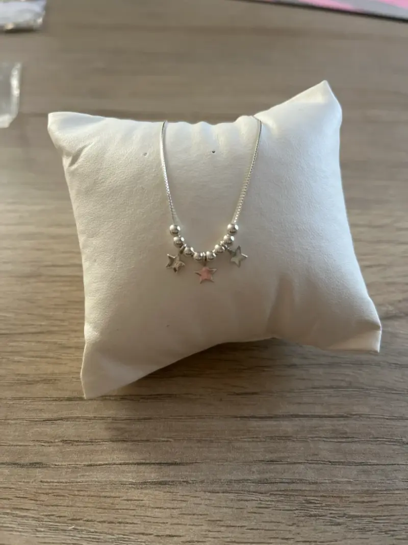 Collar de estrellas plateado