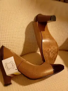 Zapatos de tacón café con etiqueta - 1