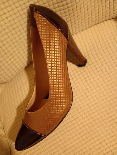 Zapatos de tacón café con etiqueta - miniatura 2
