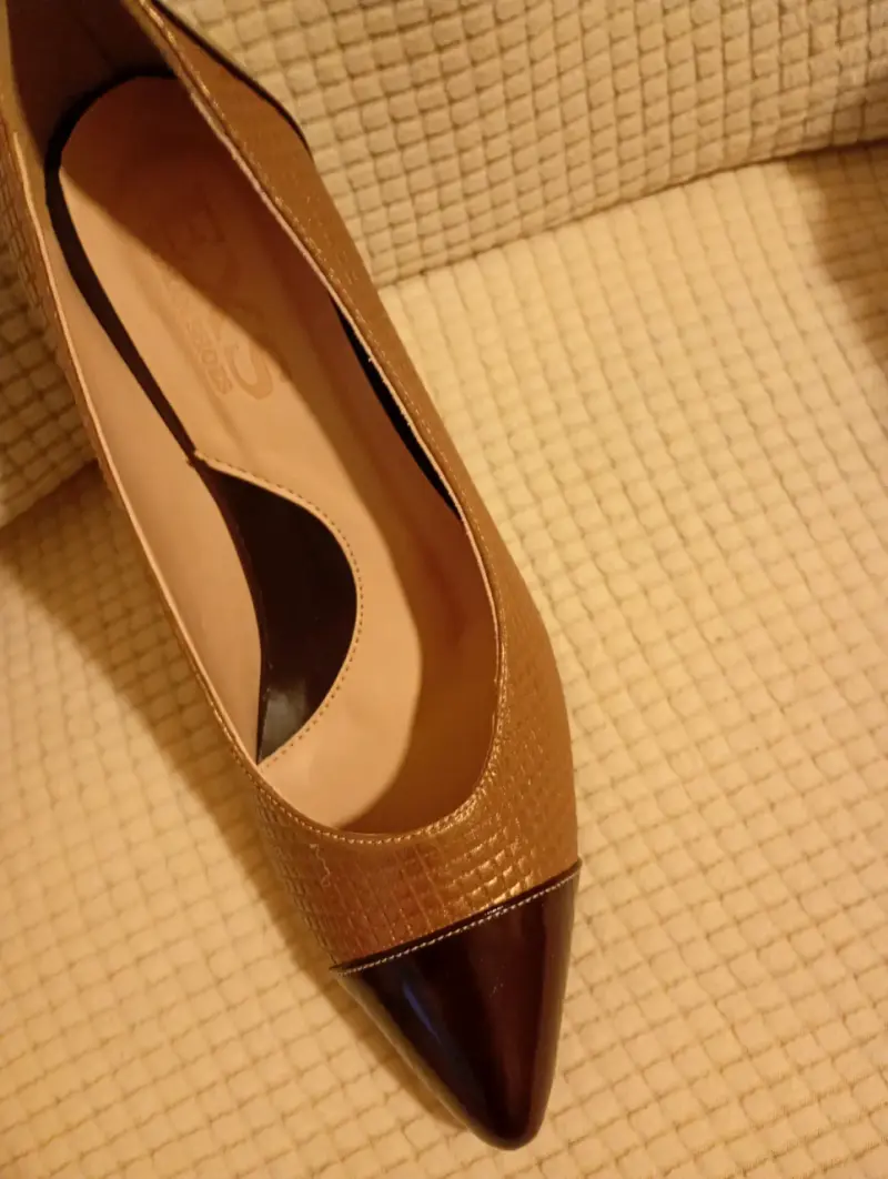 Zapatos de tacón café con etiqueta - 3