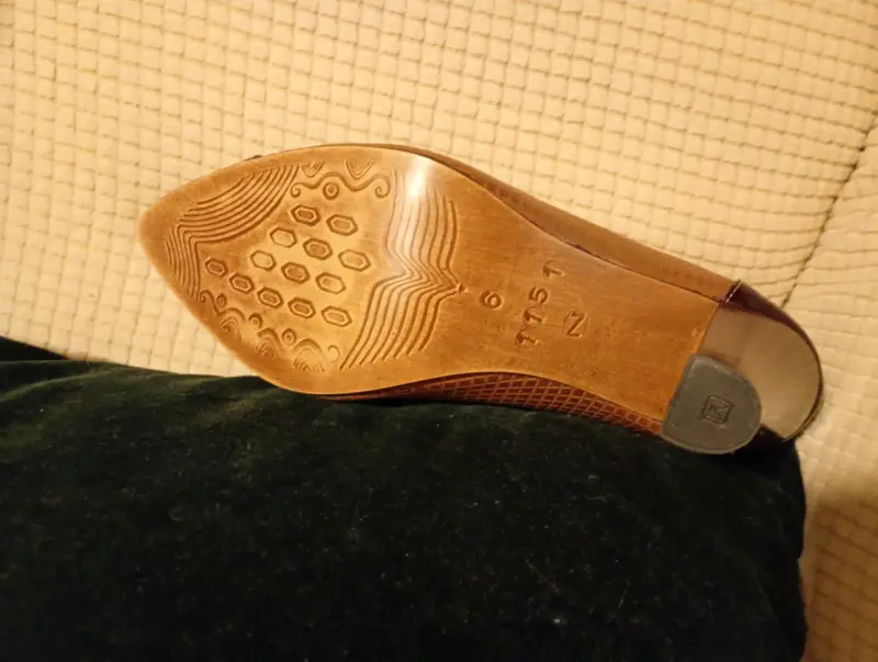 Zapatos de tacón café con etiqueta - 4