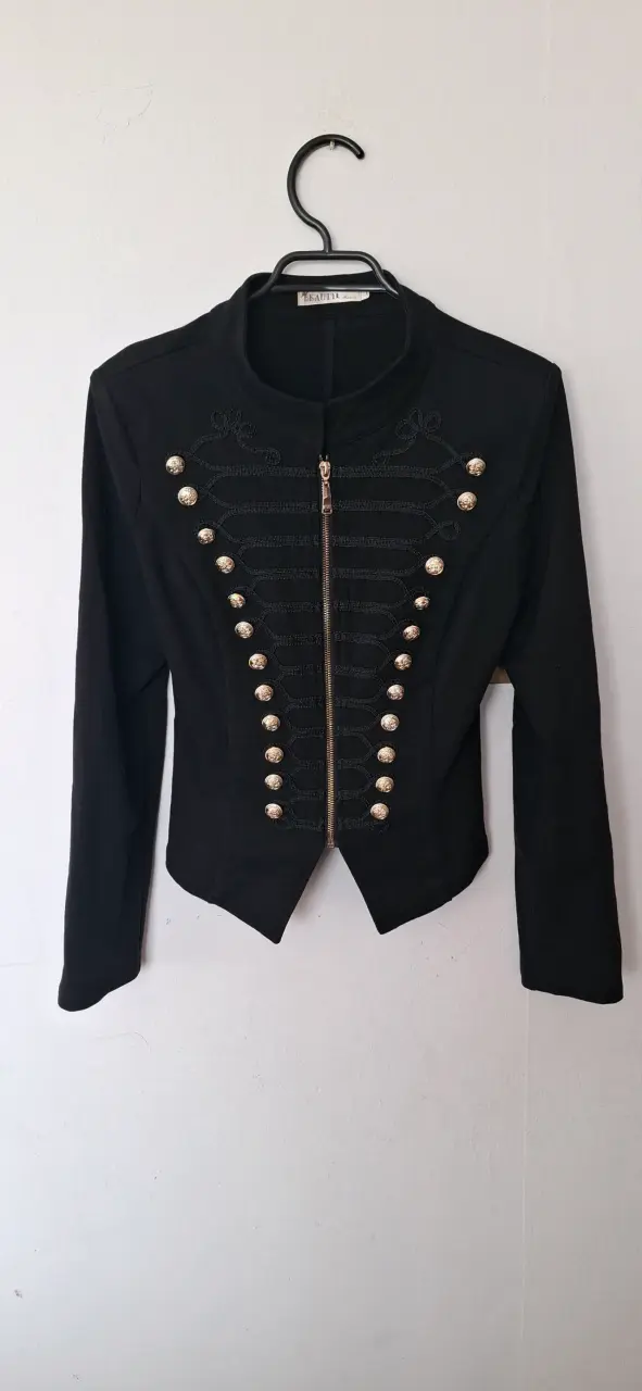 Chaqueta negra con botones dorados - 1