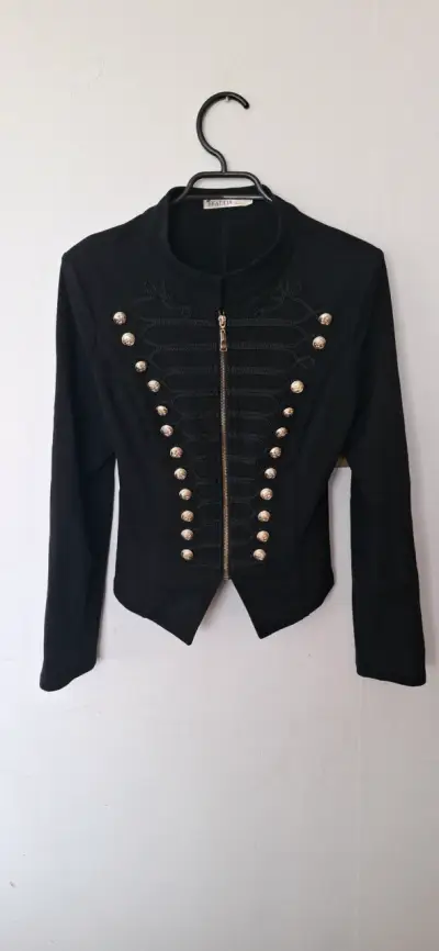 Chaqueta negra con botones dorados - miniatura 1