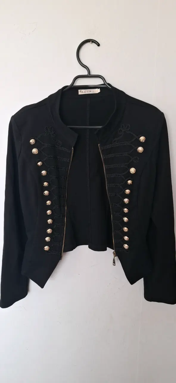 Chaqueta negra con botones dorados - 2