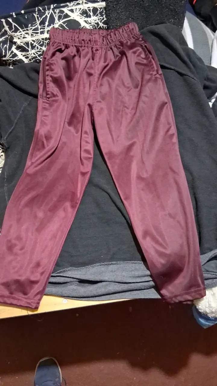 Pantalón deportivo burdeo