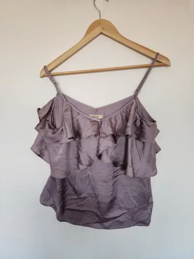 Blusa morada con volantes marca TENNIS - miniatura 2