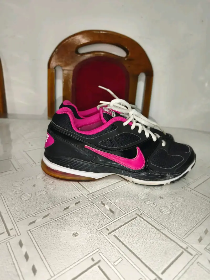 Zapatillas deportivas negras y rosadas - 1