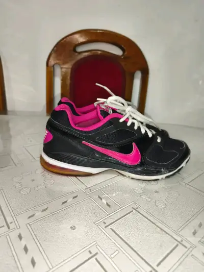 Zapatillas deportivas negras y rosadas - miniatura 1