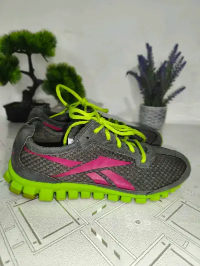 Zapatillas deportivas negras y rosadas - miniatura 5
