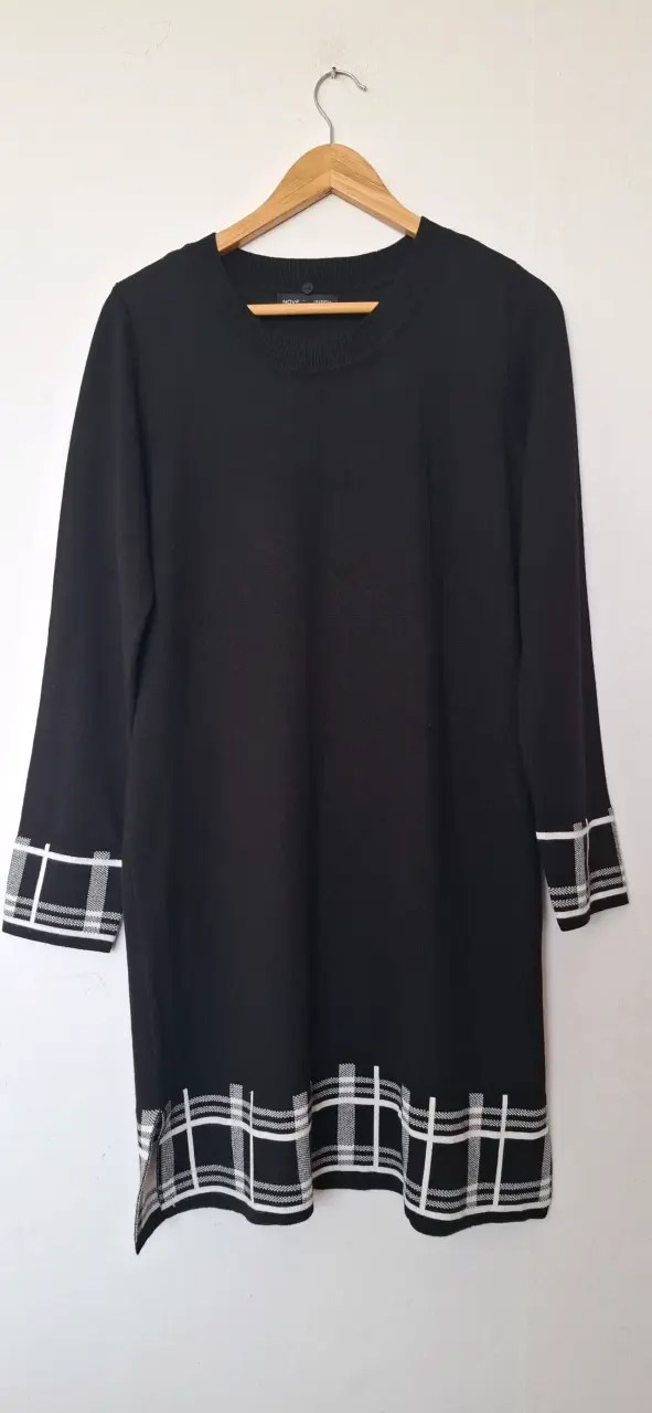 Jersey negro con diseño de cuadros