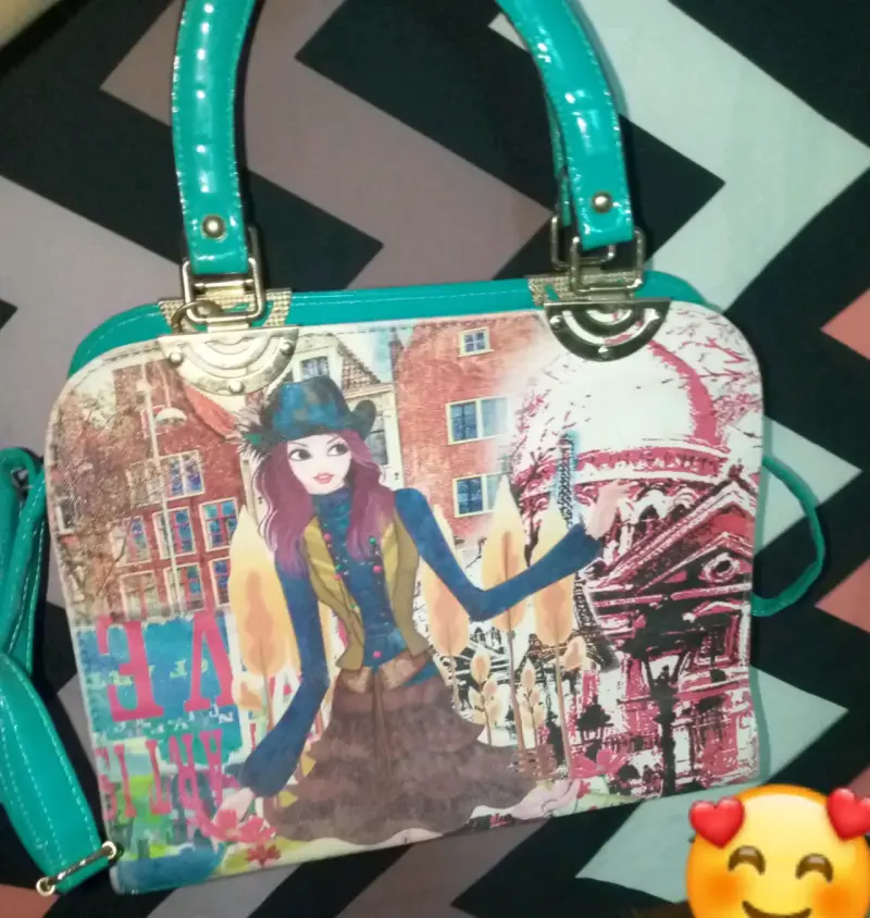 Cartera con diseño colorido